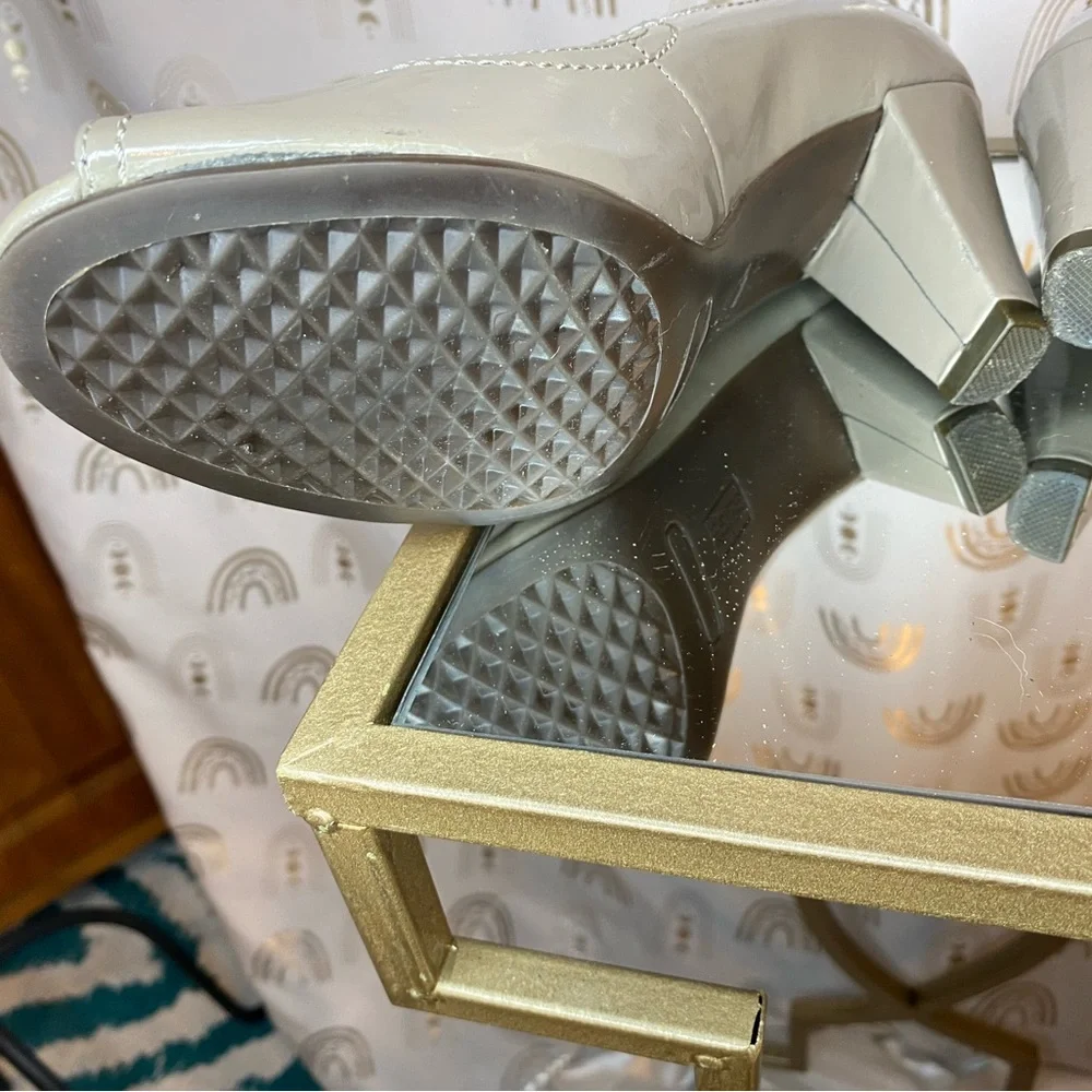 AEROSOLES Gray Heels with Modern Design